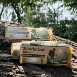 einige Wanderbar-Kakao Riegel aus dem 20er Paket am Wasser