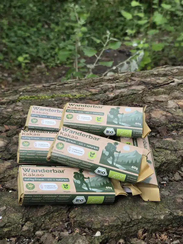 viele Wanderbar-Kakao Riegel im Wald