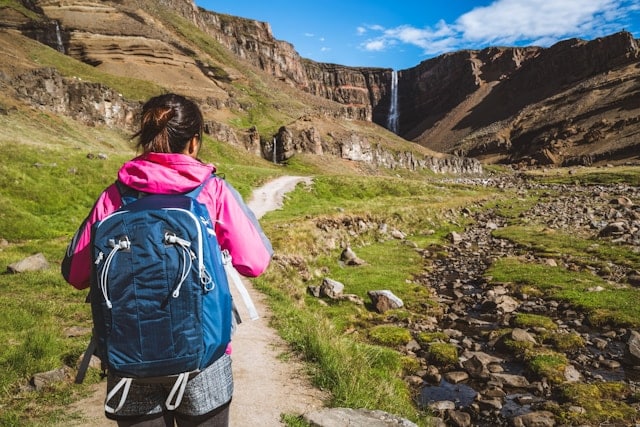 Frau mit Proviant im Rucksack wandert