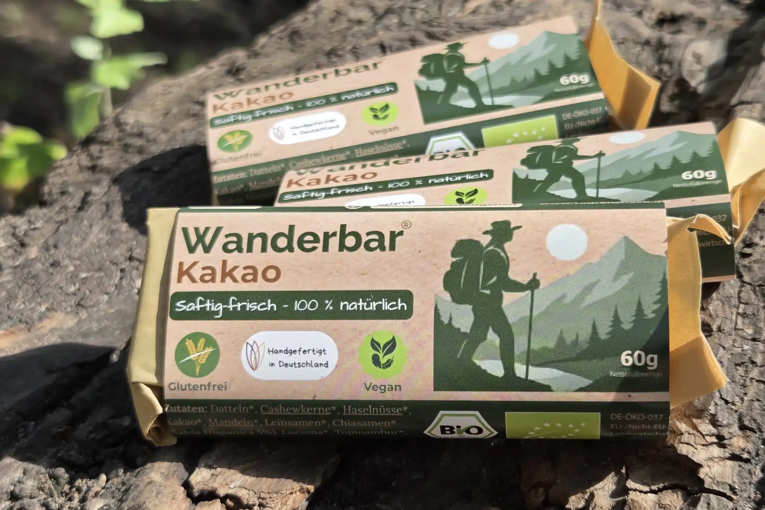 Mehrere verpackte Wanderbars Kakao auf einem Baumstamm